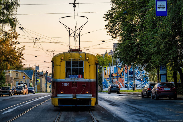 Старый советский трамвай сзади