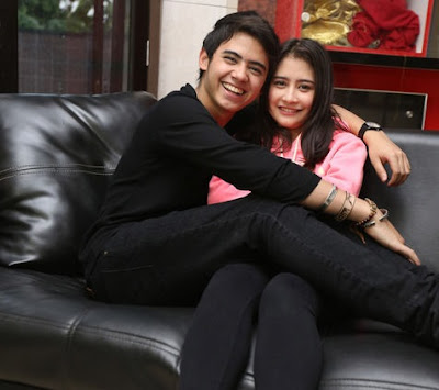 Prilly dan Aliando Berpelukan