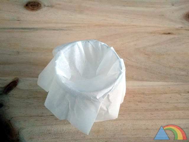 Papel de horno colocado sobre un vaso