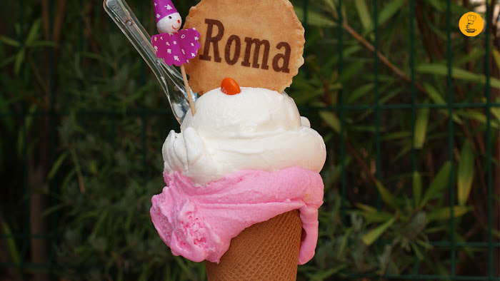 Cono de barquillo mediano de chicle y yogur en heladería Roma