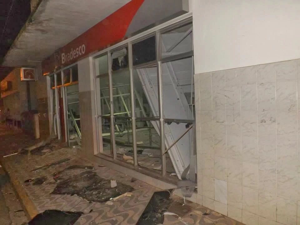 Três Bancos Roubados e explodidos em Pariquera-açu nessa madrugada 15/01 