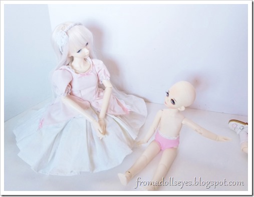 The white haired bjd (Hikaru) is trying to get the new doll to go meet other dolls, but the new doll still wants to talk to the pink haired doll (Yuna).