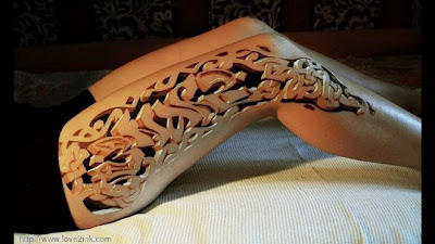 tattoo with a depth effect with ornaments in the leg.