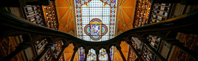 Una vidriera de generosas dimensiones y colores brillantes, diseñada por el holandés Samuel Van Krieken, adorna el techo de la librería más bella del mundo.