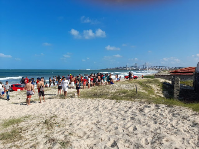 Banhistas são levados por correnteza em praia de Natal, um é salva, dois morre afogados e uma criança está desaparecida