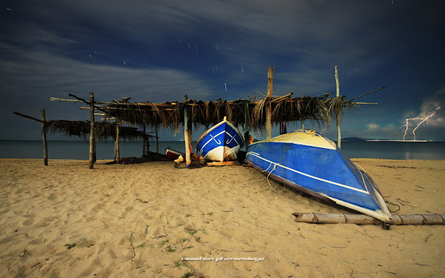 Bangsal simpan perahu dan kilat di tepi pantai Bisikan Bayu