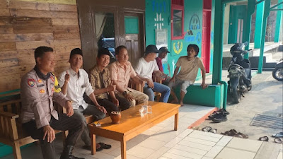 Sambangi Ketua RT, Bhabinkamtibmas Polsek Pulomerak Polres Cilegon Sampaikan Pesan Kamtibmas