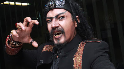 Biografi Master Limbad       Akan ada calon ikon baru dari kabupaten Tegal, Kalo di dunia seni kita semua mengenal Ki Enthus “Dalang Mbeling” Susmono. Nah di tayangan The Master RCTI muncul sosok misterius dari magician kontestan acara tersebut. Pada tayangan The Master session kedua yang tayang setiap jum’at jam 21:30 ini terdapat penampilan Mr Limbad.  Ia tinggal di desa Dukuhwringin kecamatan Slawi. Dan yang saya tahu, dia adalah magician yang dalam aksinya me”mutilasi” tubuh manusia dan mengembalikannya ke bentuk semula, seperti potong jari, tangan, bahkan leher. Bisnis pertunjukan Magic-nya sering berkeliling ke pelosok negeri mengikuti keramaian seperti Pasar malam, pameran pembangunan, dsb. Angger, sang adik ipar bahkan kerap ngamen sulap di jalan Malioboro Jogja.  Dari kemasan, performance dan gerakan tubuh, horor banget kandidat The Master yang satu ini, apalagi dengan membawa burung hantu yang berperan laksana penasehat spiritualnya. Meskipun atraksinya menurut saya bukan hal yang baru tapi dibawakan dengan sangat elegan. Bahkan Deddy Corbuzier beberapa kali memuji aksi Limbad. Magician ini menganut aliran Fakir yang merupakan salah satu aliran Magic terkuno. Dia menguasai tehnik mengontrol rasa sakit, menguatkan tubuhnya agar kuat menahan benda-benda yang berbahaya. Jika banyak dari kandid