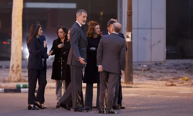 Queen Letizia wore a navy blue Jesene belted pinstripe blazer by Hugo Boss. Hugo Boss navy pinstripe trousers