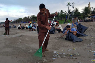 Bali, Indonesia, beach cleanup, hotel workers