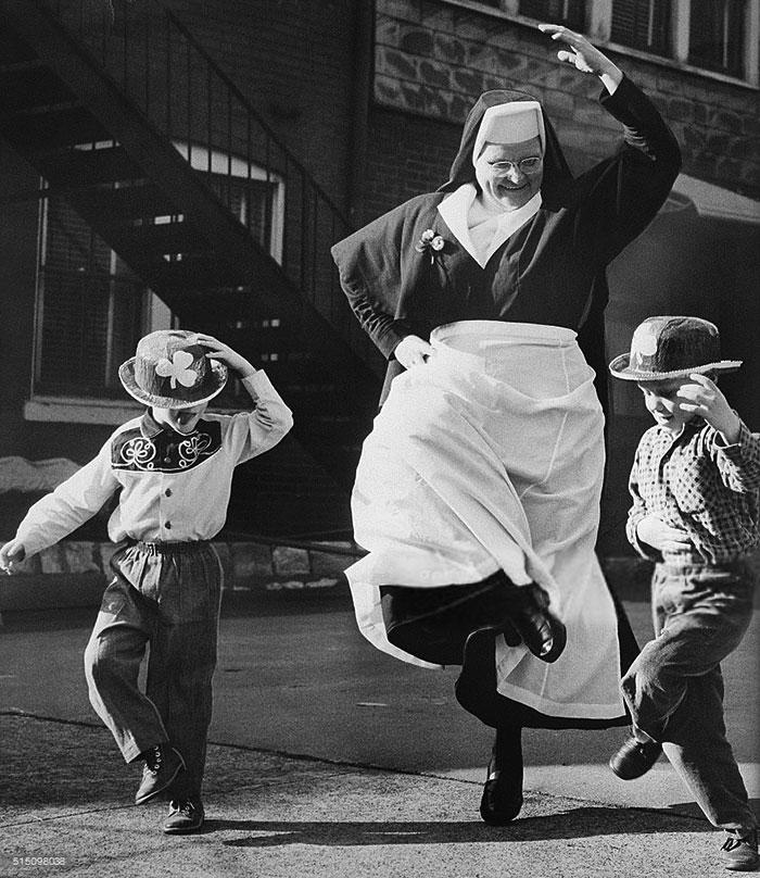 60 Inspiring Historic Pictures That Will Make You Laugh And Cry - Nun Dancing With Children, 1964