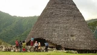 Mbaru Niang, rumah adat orang Manggarai yang kian langka sehingga mendapatkan perhatian dari pawa wisatawan domestik dan internasional