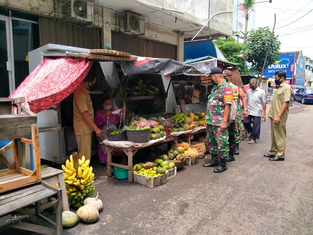 Sambangi aktifitas warga pasar Kartasura petugas ajak tetap waspada covid 19