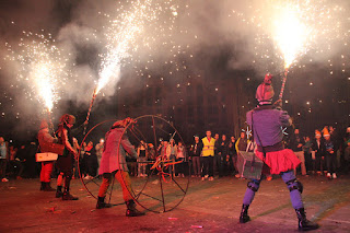 Miles de personas celebran en Herriko Plaza la nochevieja anticipada organizada por hosteleros