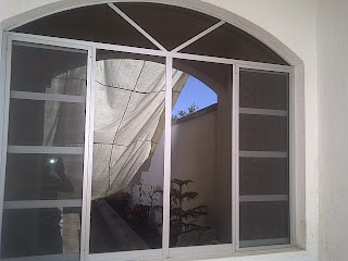 <img src="ventana.jpg" alt="estilos y fabricación de toda clase de ventanas"> 