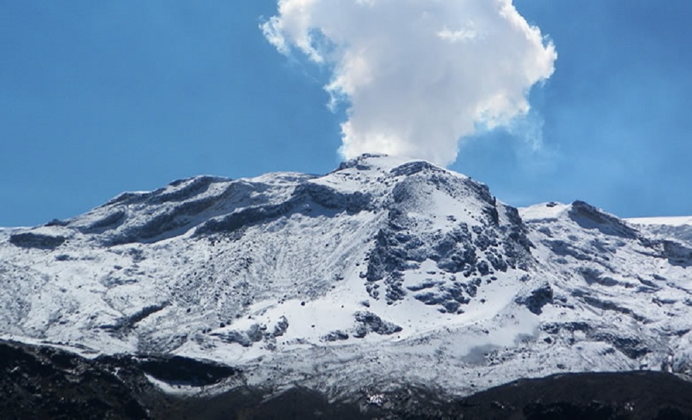 Registran notoria caída de ceniza del volcán Nevado del Ruiz en Colombia