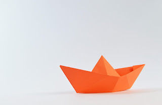 Sumber gambar : https://pixabay.com/photos/origami-paper-candle-sailboat-boat-1067673/
