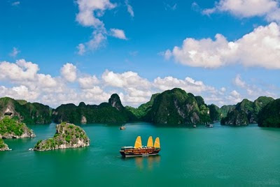 http://viajeindochina.com/destinos/vietnam/bahia-de-halong.html