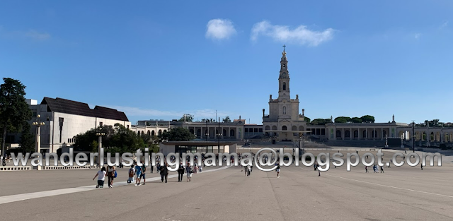 Capelinha das Aparições (on the left) and Basílica de Nossa Senhora do Rosário (center)