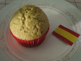 Magdalena (madeleine espagnole) sur une assiette avec un drapeau espagnol