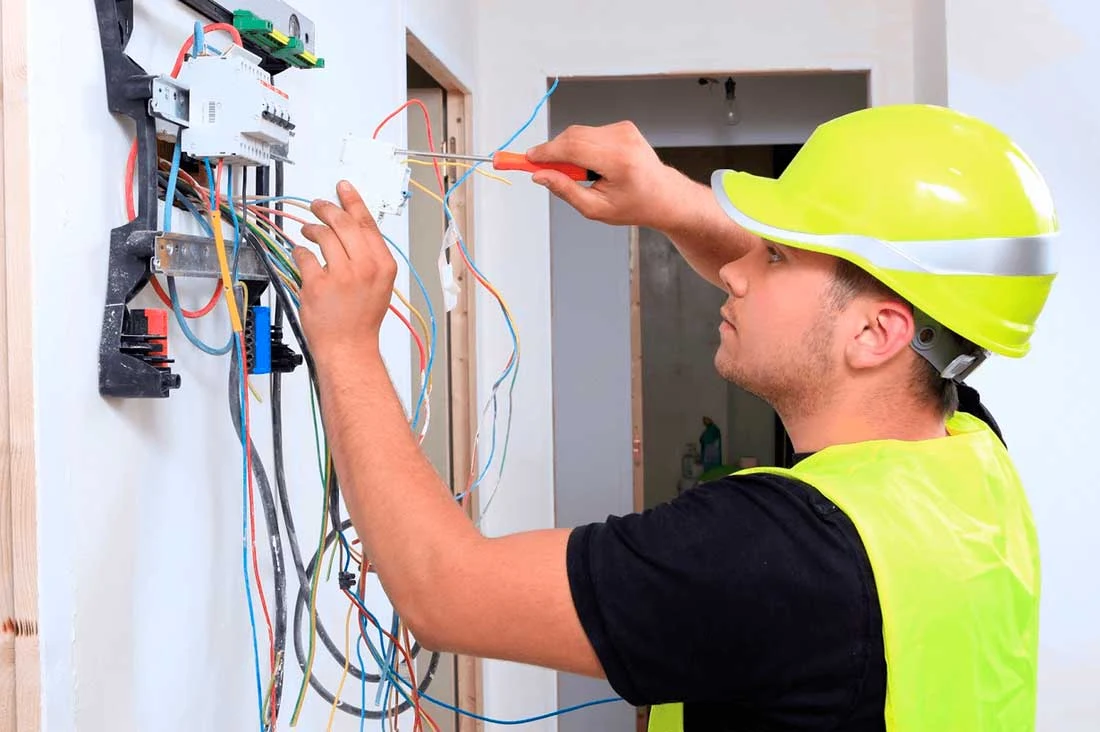 Instalaciones eléctricas residenciales - Electricista ejecutando mantenimiento