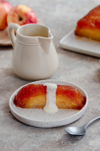 Gâteau de pommes caramélisées et crème anglaise