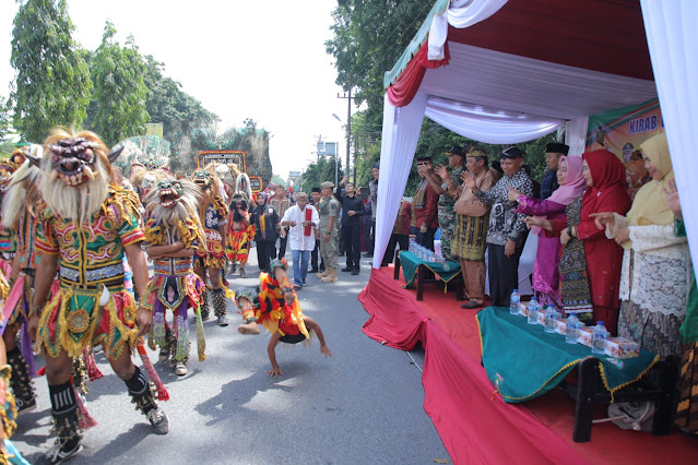 Bupati Lepas Parade Pagelaran Seni Budaya Daerah Kabupaten Asahan yang Dikuti 14 Etnis