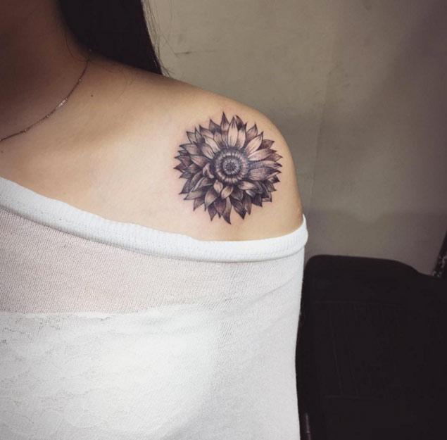 Ce gris et noir de l'encre de tatouage de tournesol