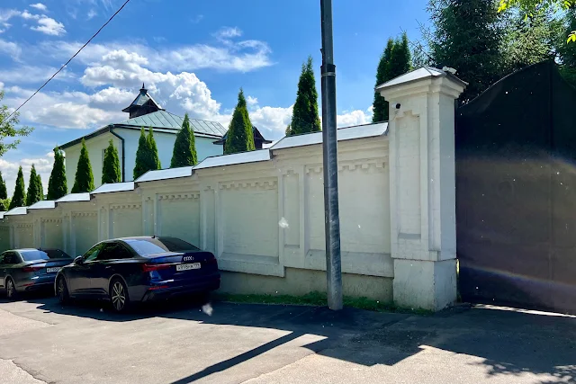 деревня Троице-Лыково, Туркменский проезд, подворье храма Успения Пресвятой Богородицы в усадьбе Троице-Лыково – бывшая усадьба Карзинкино