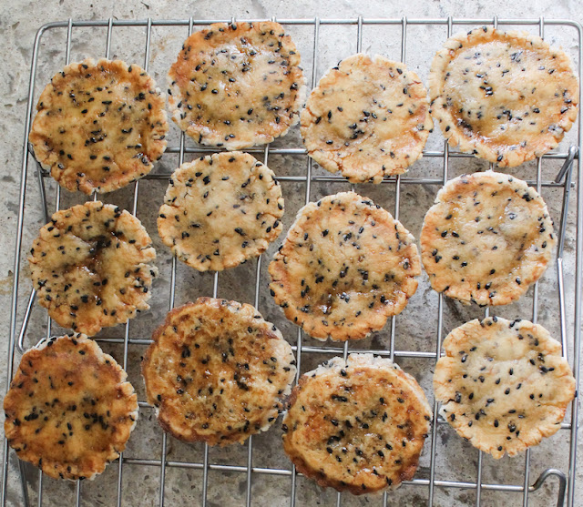 Food Lust People Love: Light and crispy, these homemade senbei rice crackers with sesame seeds are so crunchy and tasty that it’s hard to eat just one! Fortunately this recipe makes two dozen.