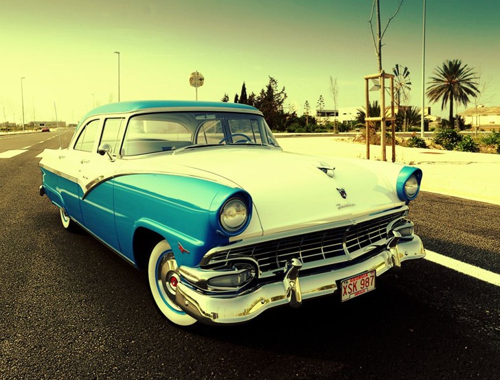 x004_hdri_Ford_Fairlane_56_white_blue_front_pos