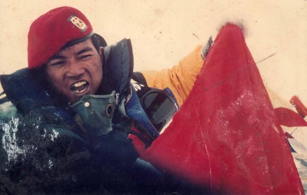 Asmujiono Diselamatkan Adzan Saat Di Puncak Gunung Everest 