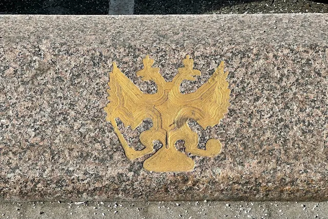 Конюшковская улица, автомобильный ограничитель с золотым гербом