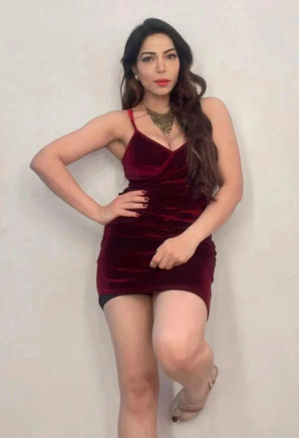 Maahi Khan short dress hot actress crime stop abzy