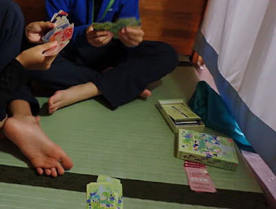 子供と白山登山　くろゆり荘　カードゲーム