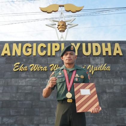 Danyon Armed 12 Kostrad, Mayor Arm Tulus Widodo Beri penghargaan kepada Prada Gregorius Opat yang berjaya di ring tinju amatir Dandim 0820/Probolinggo Cup kelas 63 Kg-Mgawi berita terkini terbaru hari ini