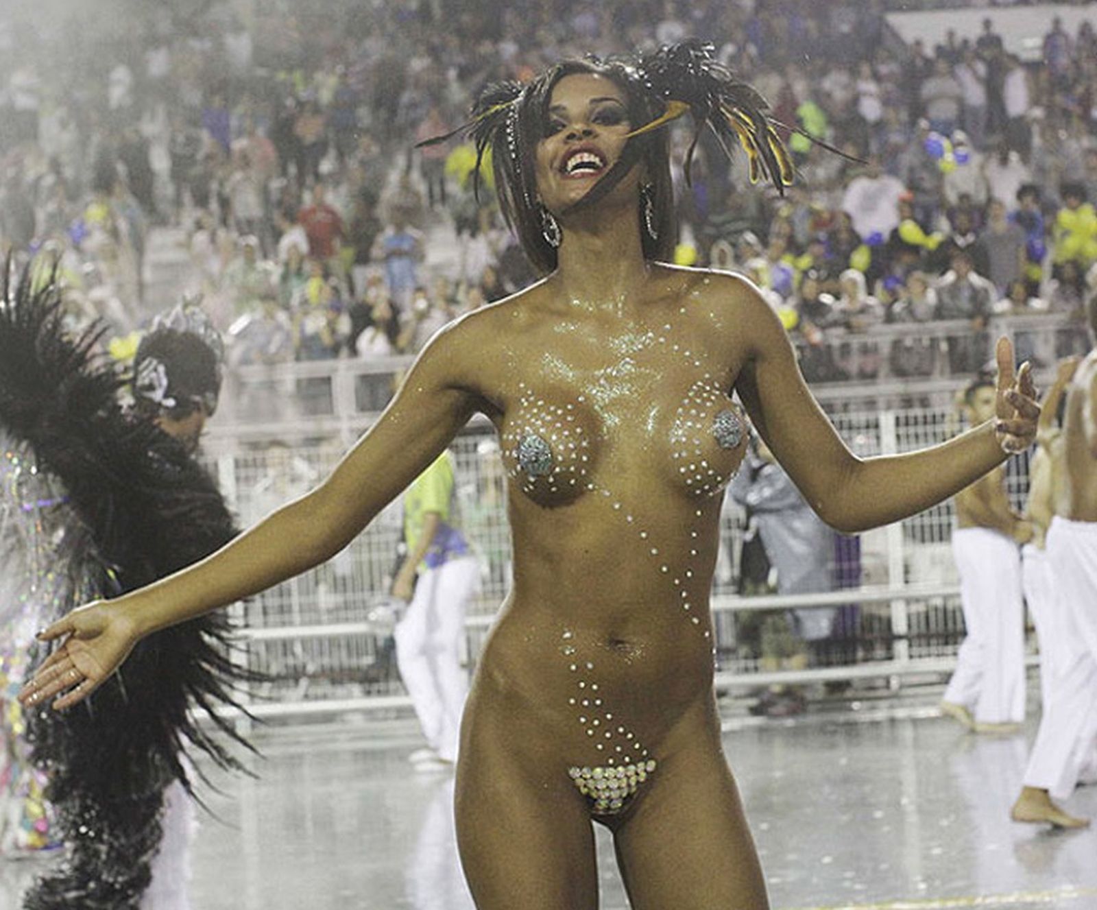 big boobs Brazilian topless dancer Carnival nude MILF beach hi def pic