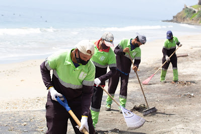 Personal de Fospuca en una jornada de limpieza en una playa