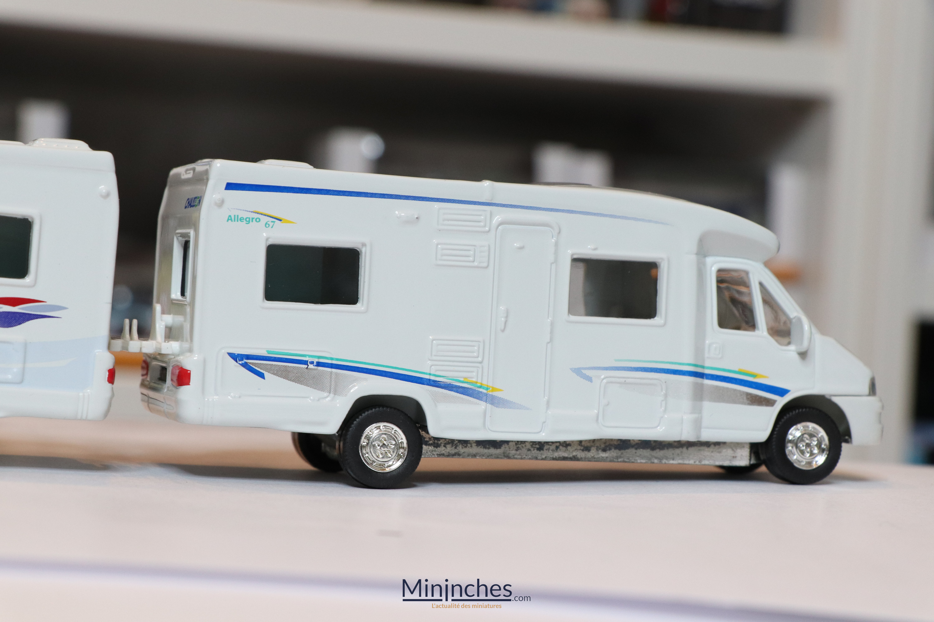 Camping-car miniature 30 cm - dépliable avec nombreux accessoires