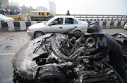 Audi R8 Catches Fire at Supercar Rally 2013 in Mumbai (audi catches fire at bandra worli sea link in mumbai )