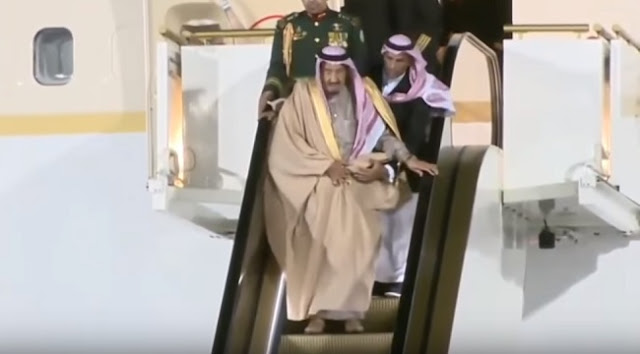 Rey de Arabia Saudita  presume su escalera de oro eléctrica y falla (VIDEO)