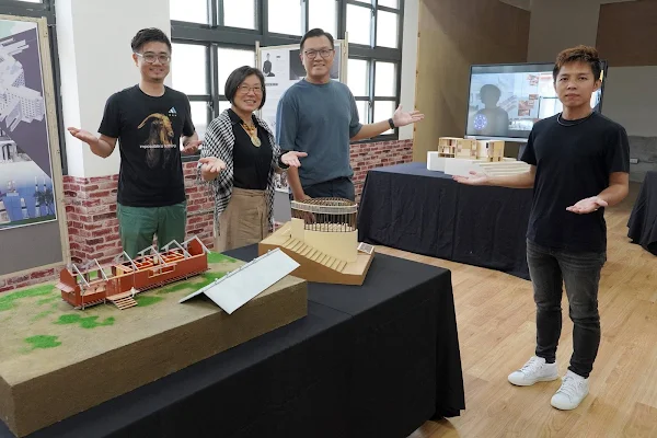 ▲大葉大學設藝學院廖秀玲副院長(左二)帶領空設系老師，歡迎二林高中學生參觀展覽。（記者林明佑翻攝）
