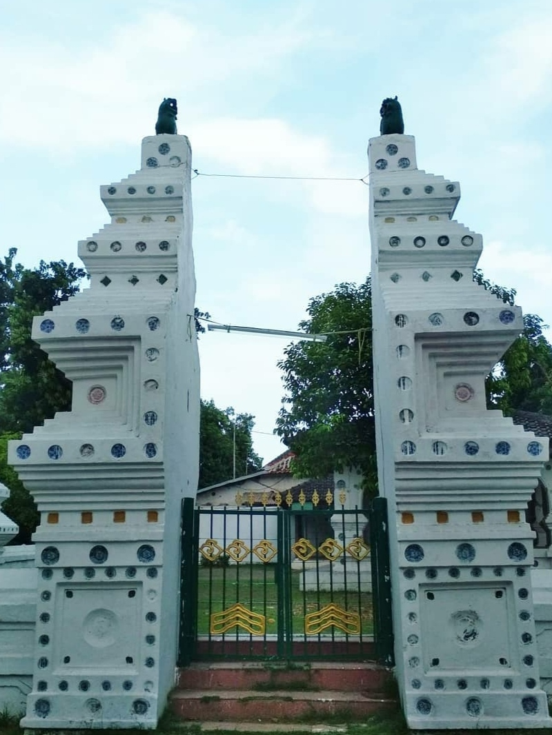 Gapura berbentuk candi bentar yang berada di halaman depan Keraton Kanoman Cirebon