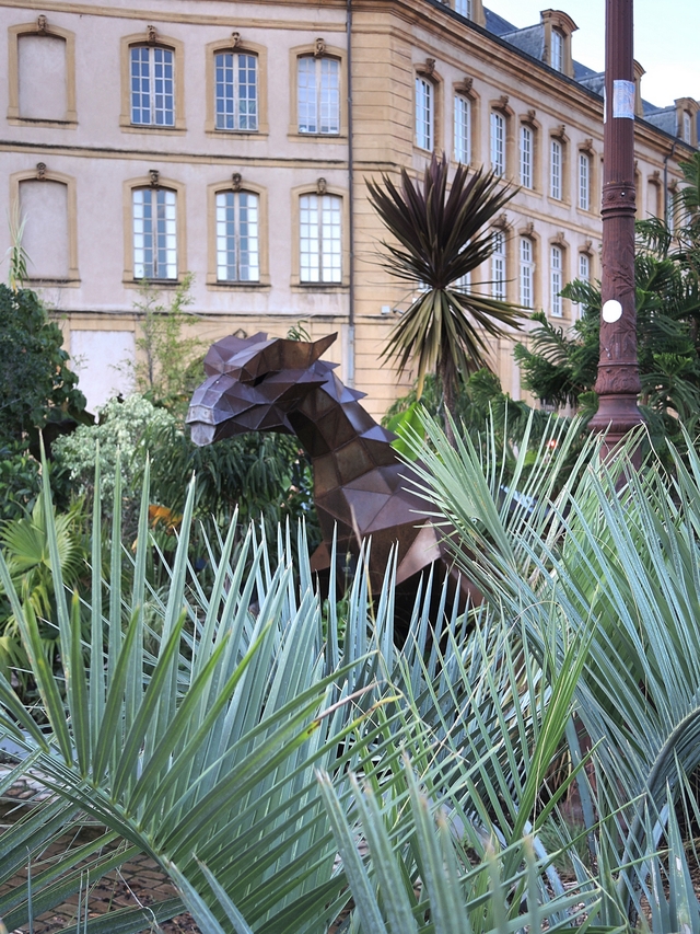 Metz: rust en schoonheid in de  "jardin d'été éphémère - l'arbre du monde"