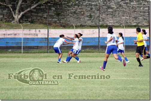 festejp con sus compañeras de equipo