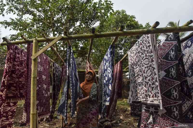 Kiat tampil cantik padu-padan gaya favorit dengan batik