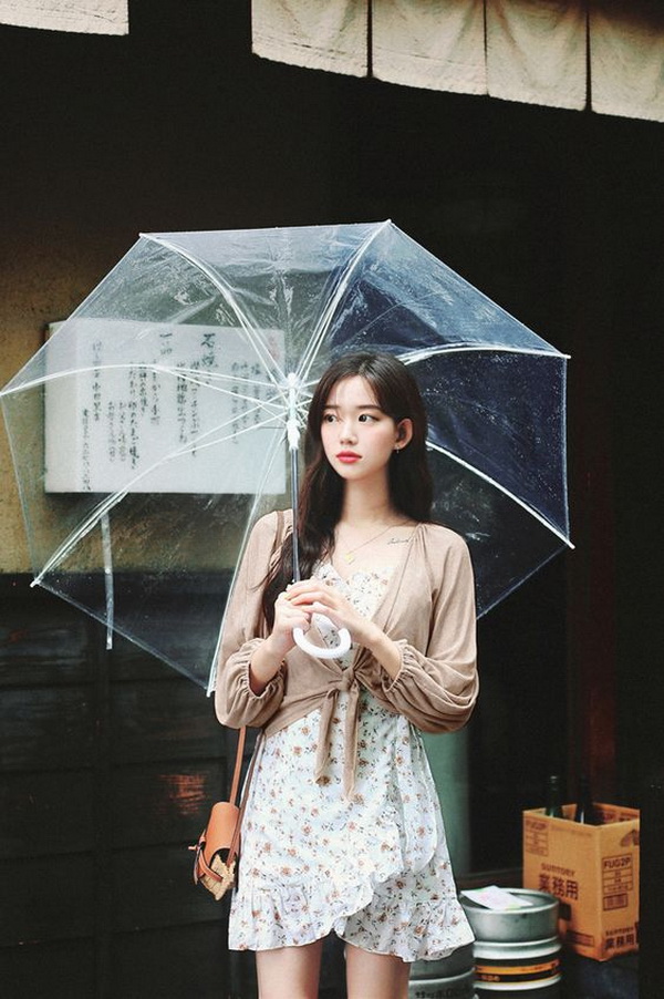 Thiếu nữ váy xinh cầm dù