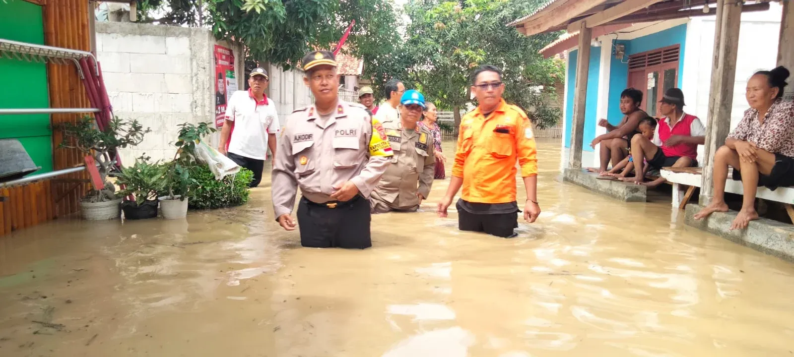 Kapolres Karawang Bantu Paket Sembako Untuk Masyarakat Terdampak Banjir di Cilamaya Wetan