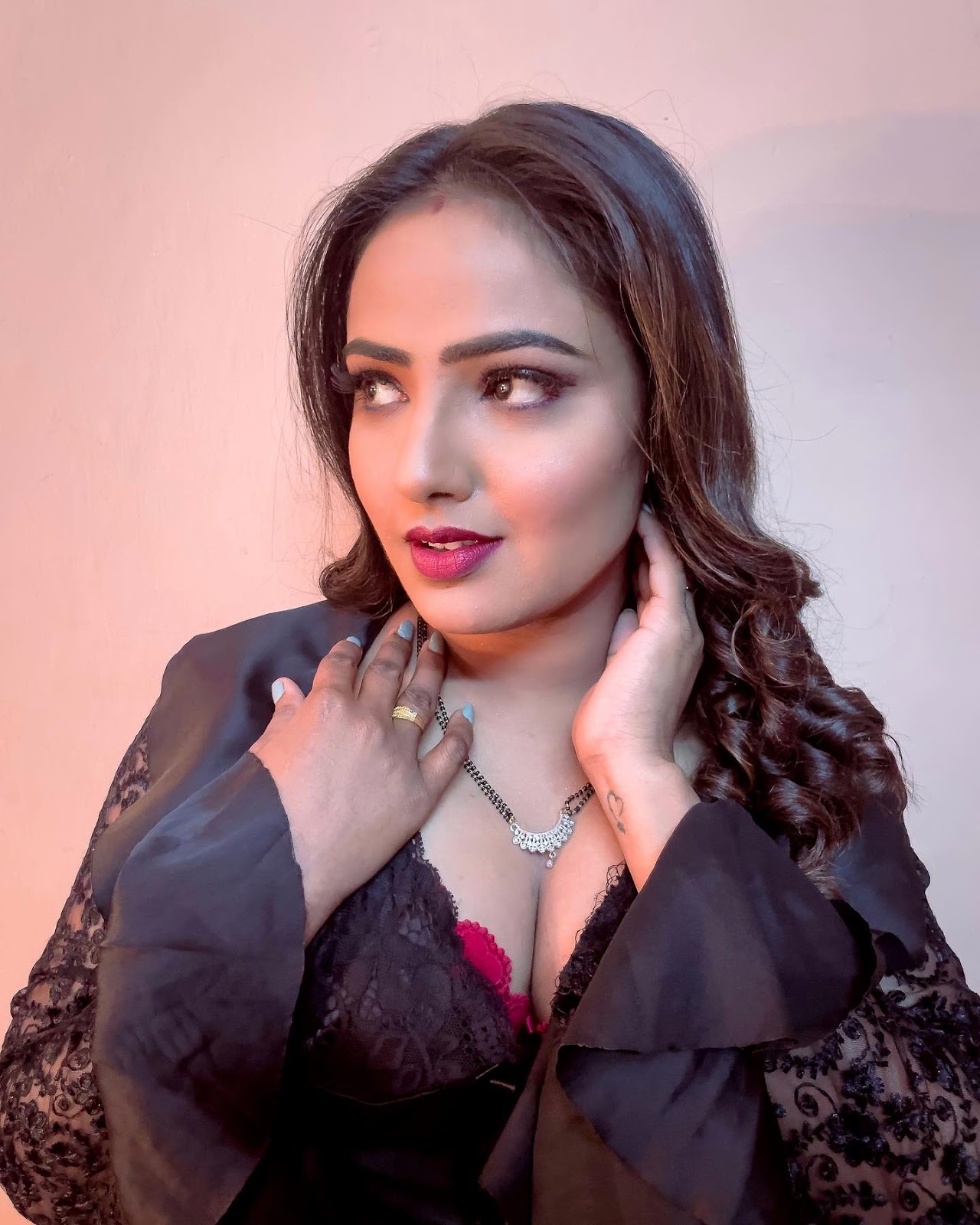 shyna khatri cleavage night gown web series actress
