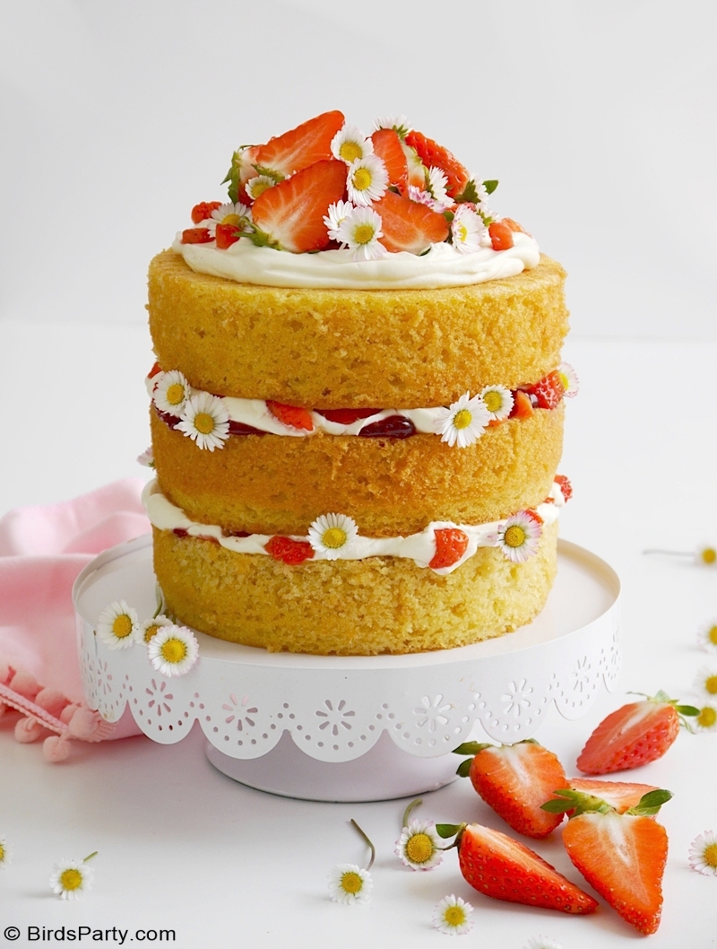 Gâteau Layer Cake Fraises et à La Crème - gâteau à la vanille rapide, facile et délicieux avec un glaçage crémeux et des fraises fraîches pour l'été!